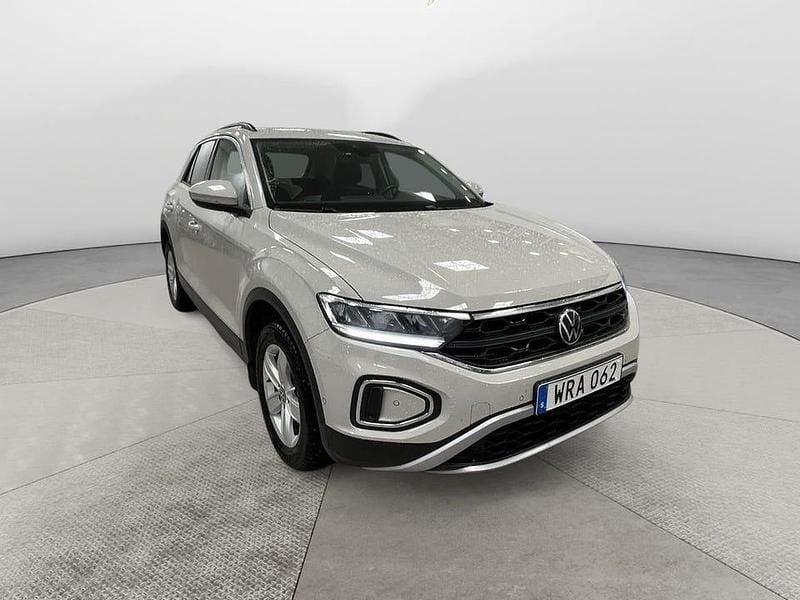 Grå Begagnad 2022 VW T-Roc SUV | 223 500 kr (Marknadspris) - Bild 1/4