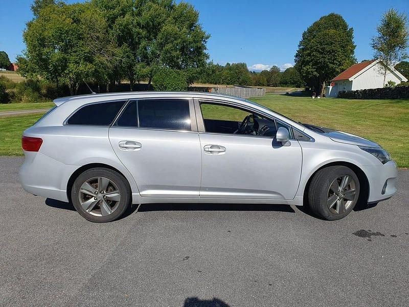 Begagnad Toyota Avensis Edition 124 HK (91 kW) 2015 Silver Kombi