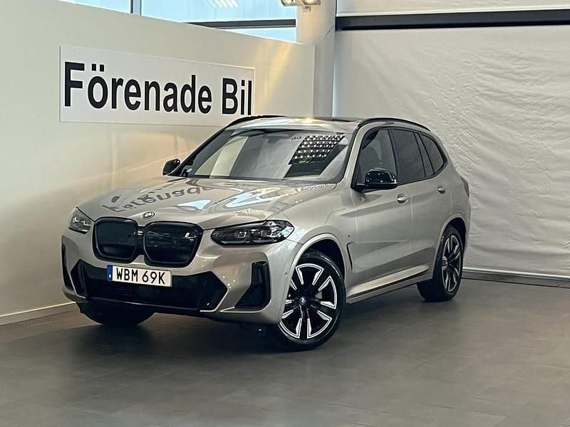 Kashmirsilver metallic Begagnad 2024 BMW iX3 Shadowline SUV | 579 000 kr (Lite dyr) - Bild 1/4