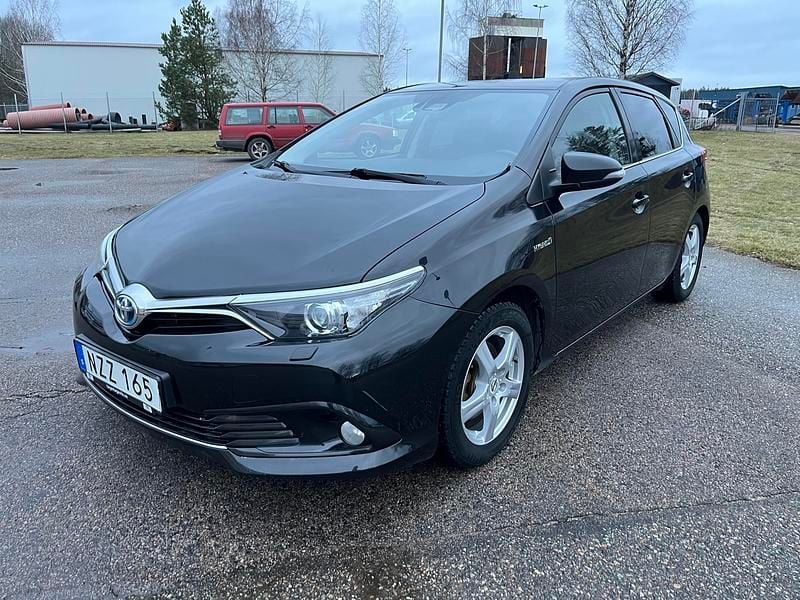 Svart Begagnad 2016 Toyota Auris Hybrid Active Halvkombi | 122 000 kr (Marknadspris) - Bild 1/4