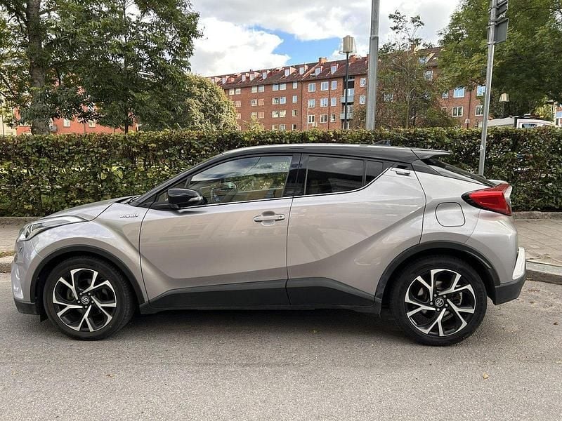 Grå Begagnad 2017 Toyota C-HR Style SUV | 175 000 kr (Bra pris) - Bild 1/4