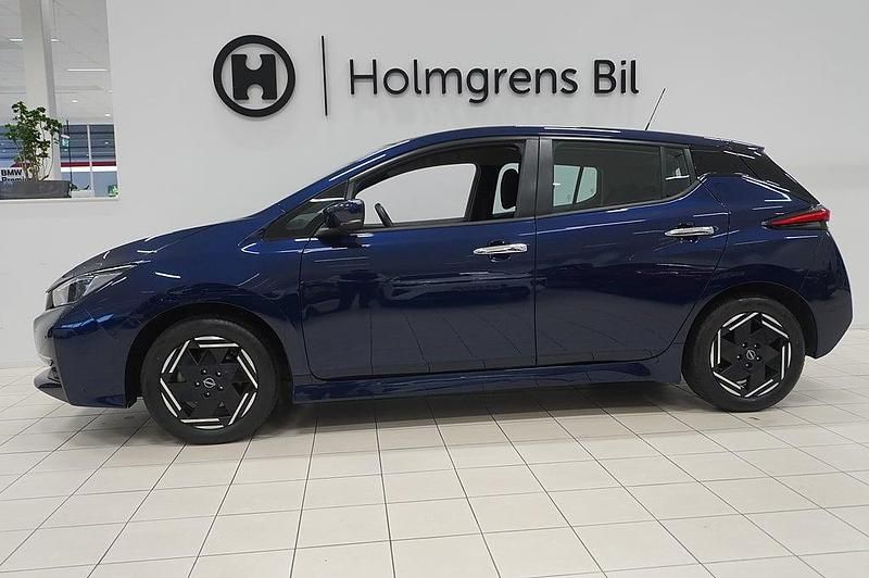 Begagnad Nissan Leaf Acenta 110 kW (150 HK) 2022 Blå Halvkombi