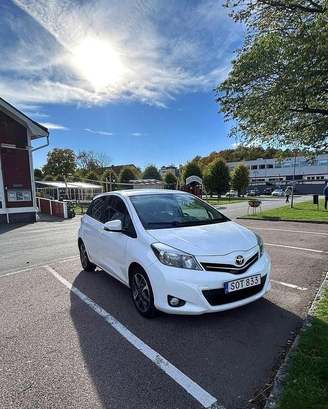 Vit Begagnad 2014 Toyota Yaris Edition Halvkombi | 79 990 kr (Marknadspris) - Bild 1/4