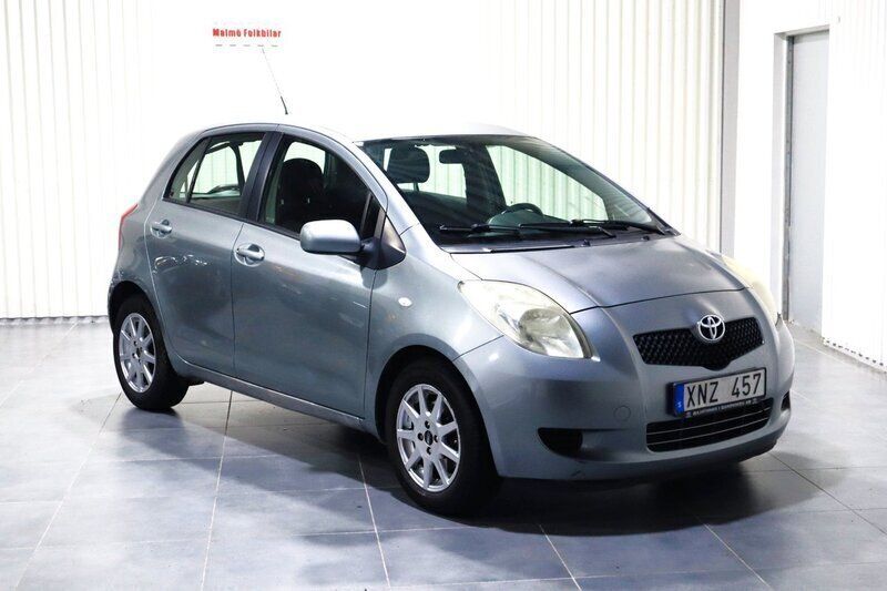 Grå Begagnad 2005 Toyota Yaris Halvkombi | 39 900 kr (Marknadspris) - Bild 1/4