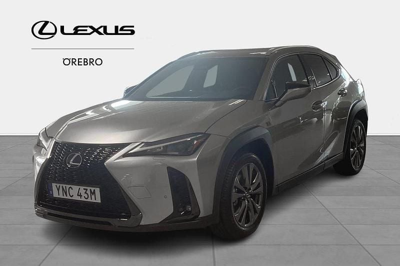 Ljusgrå (grå) Begagnad 2024 Lexus UX 300h Sport Design Packet SUV | 389 900 kr - Bild 1/4