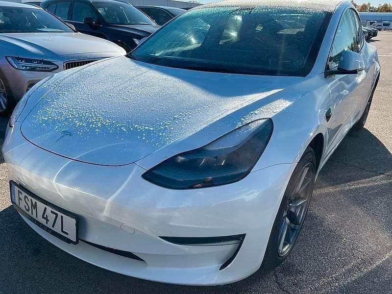 Vit (vit metallic) Begagnad 2022 Tesla Model 3 Long Range AWD Sedan | 309 000 kr (Marknadspris) - Bild 1/2