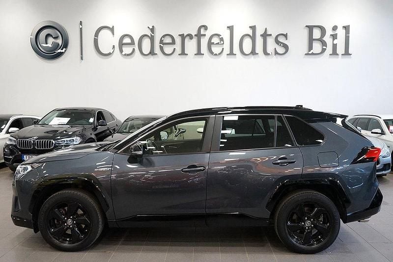 Grå Begagnad 2021 Toyota RAV4 Hybrid Style SUV | 309 800 kr (Marknadspris) - Bild 1/4