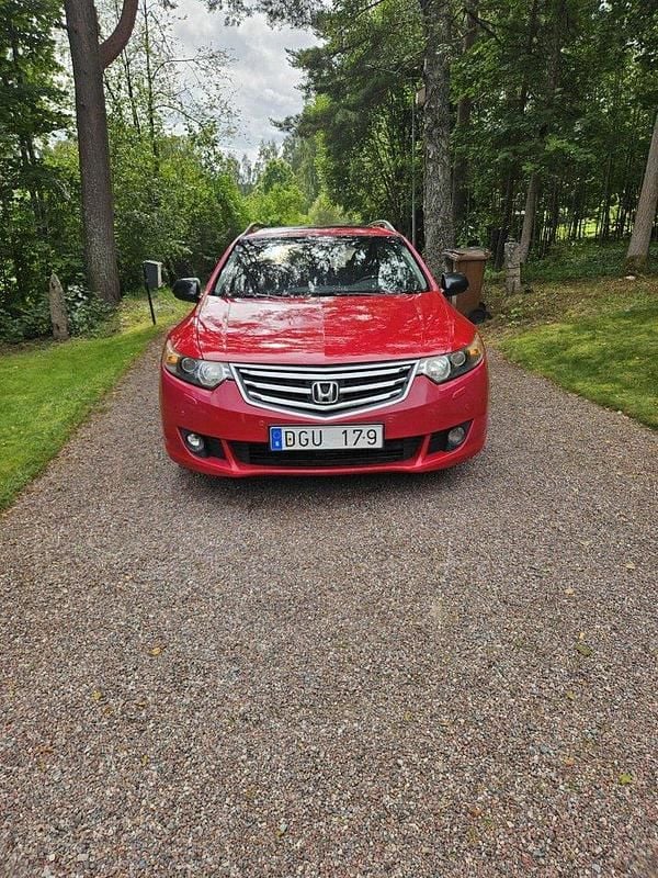 Röd Begagnad 2009 Honda Accord Executive Kombi | 33 000 kr (Superpris) - Bild 1/4