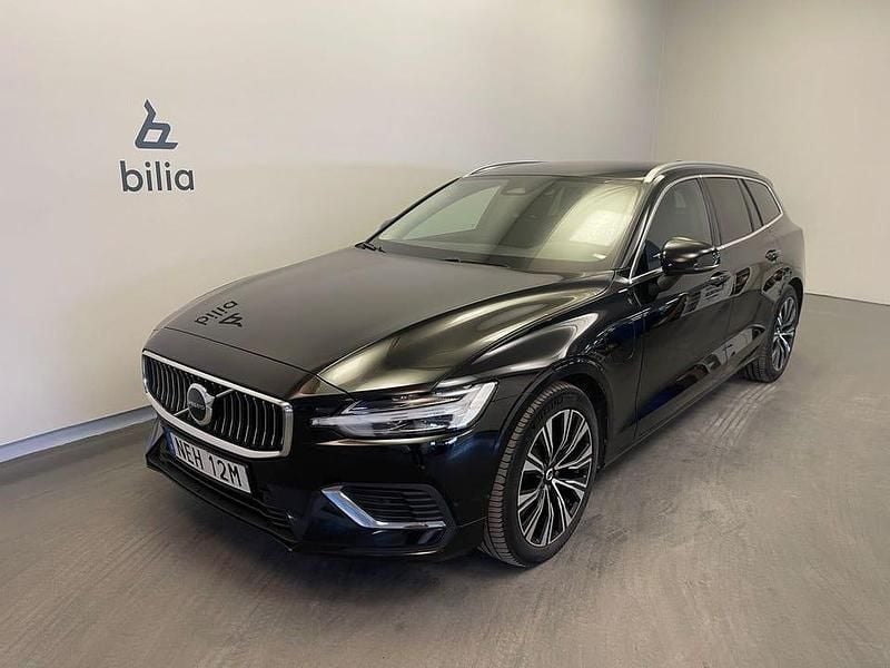 Svart Begagnad 2023 Volvo V60 Core Kombi | 369 500 kr (Marknadspris) - Bild 1/4