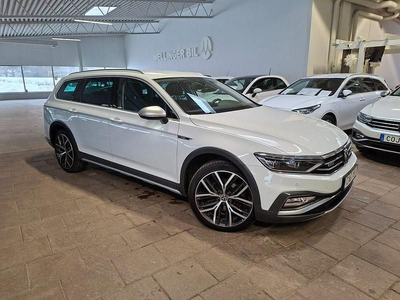 Vit Begagnad 2022 VW Passat Alltrack Kombi | 318 500 kr (Marknadspris) - Bild 1/4