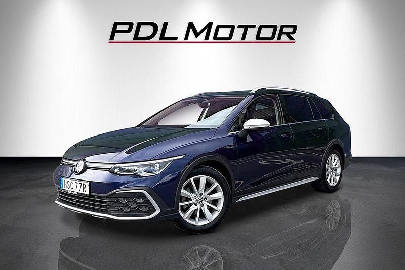 Mörkblå Begagnad 2022 VW Golf Alltrack Kombi | 299 900 kr (Marknadspris) - Bild 1/4