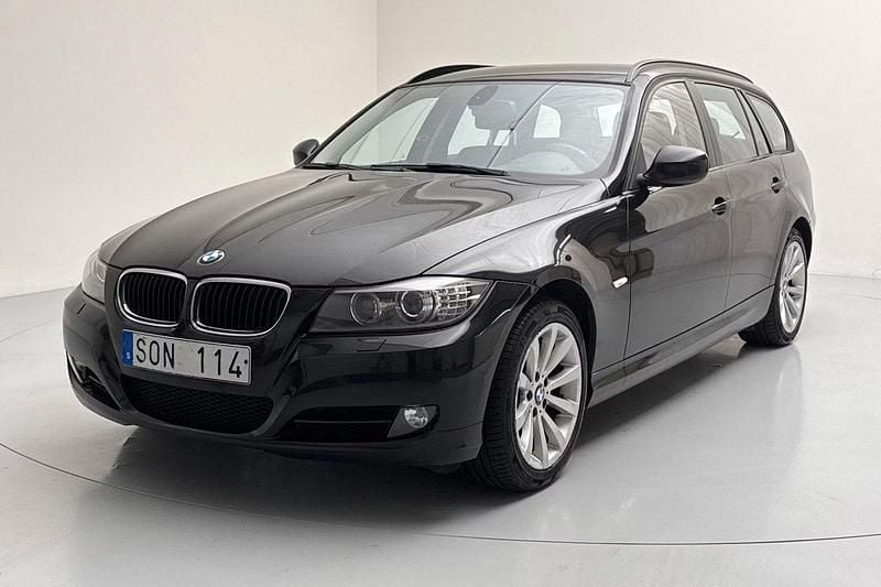 Svart Begagnad 2010 BMW 320 Kombi | 69 900 kr (Marknadspris) - Bild 1/4