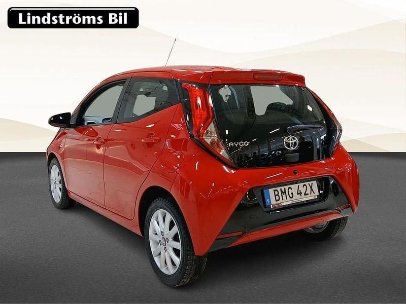 Begagnad Toyota Aygo X-play 72 HK (52 kW) 2021 Röd Halvkombi