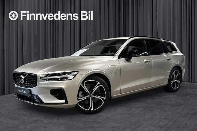 Ljusgrå Begagnad 2024 Volvo V60 Plus Kombi | 464 000 kr (Marknadspris) - Bild 1/3