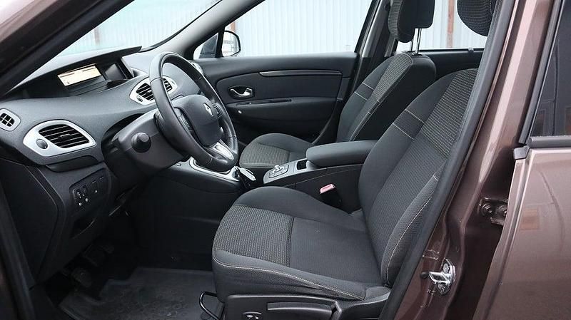 Begagnad Renault Scénic III 110 HK (80 kW) 2010 Brun Minibuss