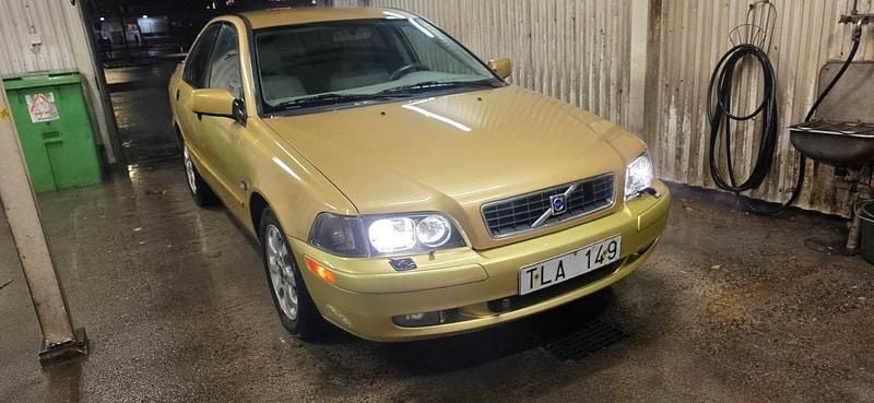 Gul Begagnad 2003 Volvo S40 Sedan | 18 000 kr (Marknadspris) - Bild 1/4
