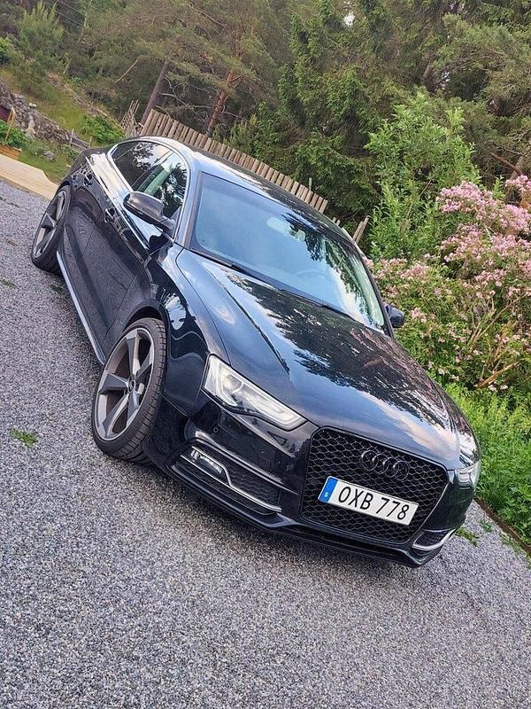 Svart Begagnad 2016 Audi A5 Sportkupé | 151 900 kr (Bra pris) - Bild 1/4