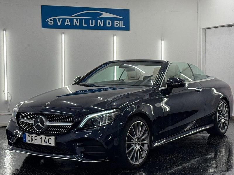 Mörkblå Begagnad 2021 Mercedes C300 Cab | 469 800 kr (Marknadspris) - Bild 1/4