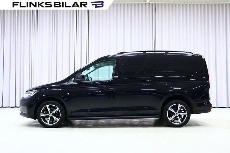 Deep black pärleffekt Begagnad 2023 VW Caddy Maxi Black Edition Minibuss | 379 700 kr (Marknadspris) - Bild 1/4