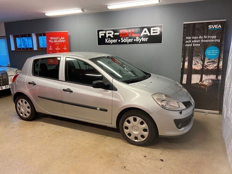 Ljusgrå Begagnad 2006 Renault Clio II Halvkombi | 29 900 kr (Lite dyr) - Bild 1/4
