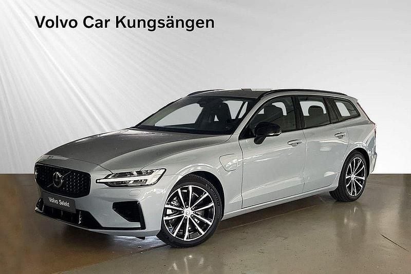 Grå Begagnad 2024 Volvo V60 Plus Kombi | 464 900 kr (Marknadspris) - Bild 1/3
