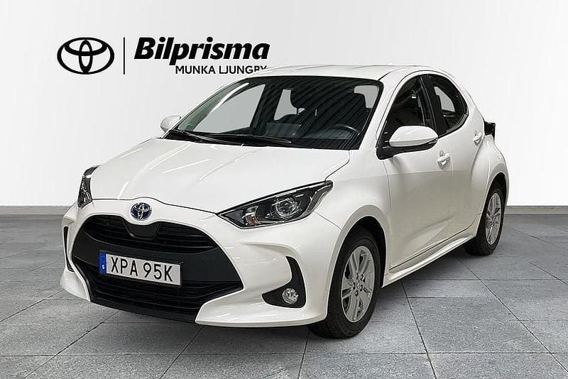 Vit Begagnad 2023 Toyota Yaris Hybrid Active Halvkombi | 224 800 kr (Marknadspris) - Bild 1/3