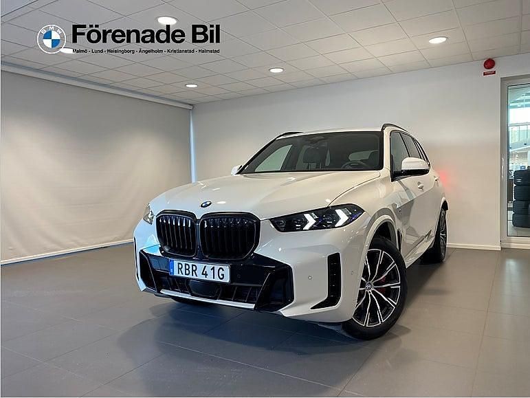 Vit Begagnad 2024 BMW X5 M Sport SUV | 879 000 kr (Marknadspris) - Bild 1/4
