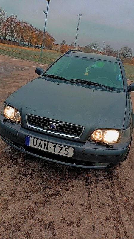 Grå Begagnad 2003 Volvo V40 Kombi | 27 000 kr (Marknadspris) - Bild 1/4