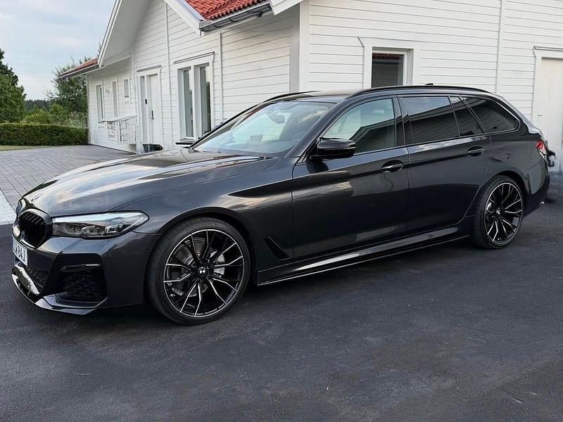 Sophistogrå Begagnad 2021 BMW 520 M Sport Kombi | 439 900 kr (Dyr) - Bild 1/4