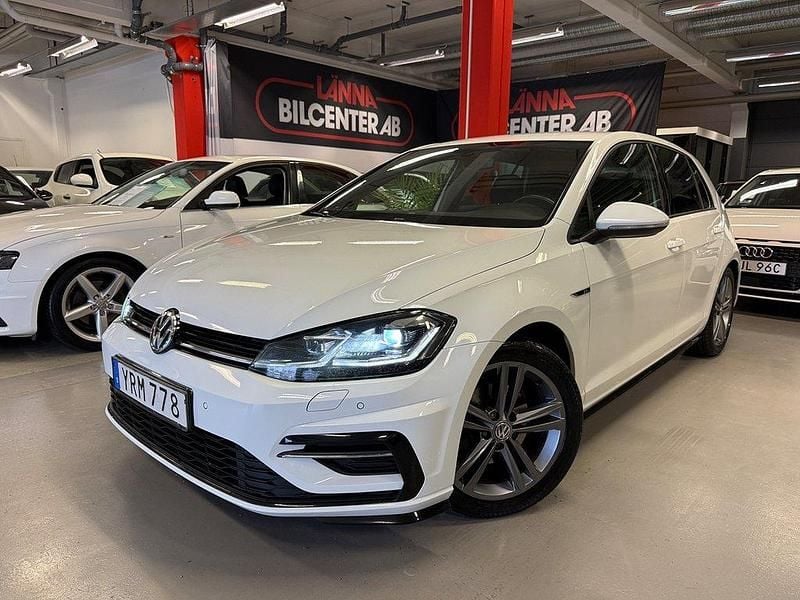 Vit Begagnad 2018 VW Golf VII R-line Halvkombi | 169 900 kr (Marknadspris) - Bild 1/4