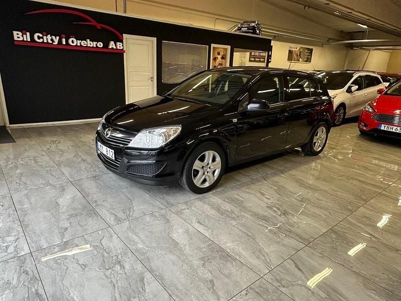 Svart Begagnad 2009 Opel Astra Halvkombi | 54 900 kr (Marknadspris) - Bild 1/4