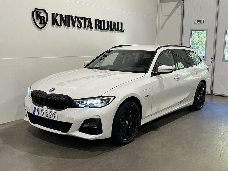 Vit Begagnad 2022 BMW 330e M Sport Kombi | 327 900 kr (Bra pris) - Bild 1/4