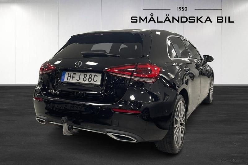 Begagnad Mercedes A250 218 HK (160 kW) 2021 Kosmossvart metallic Halvkombi