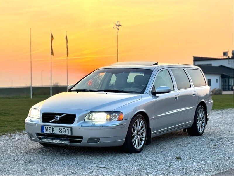 Grå Begagnad 2005 Volvo V70 Summum Kombi | 33 000 kr (Marknadspris) - Bild 1/4