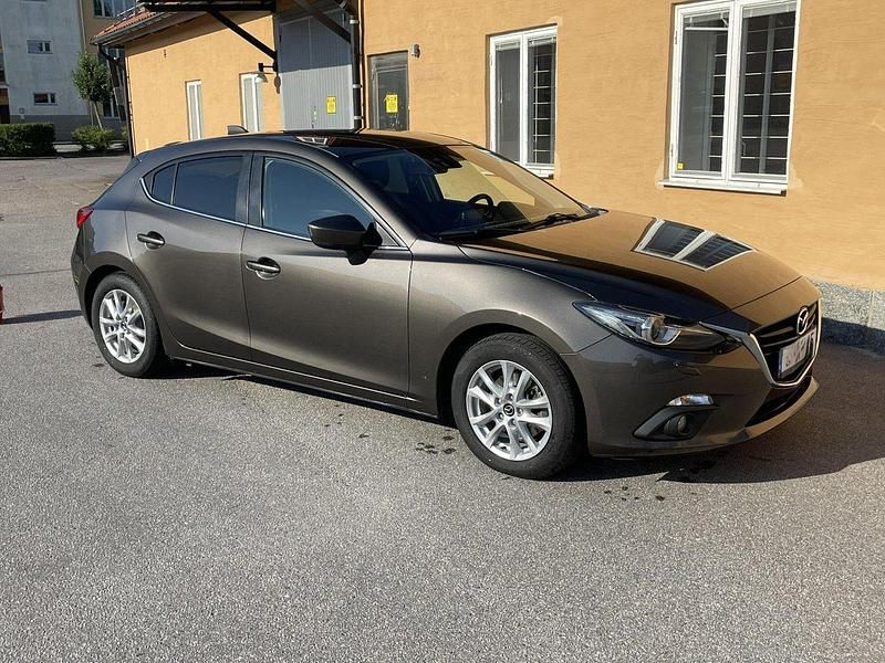 Brun Begagnad 2014 Mazda 3 Inclusive Halvkombi | 116 500 kr (Marknadspris) - Bild 1/3
