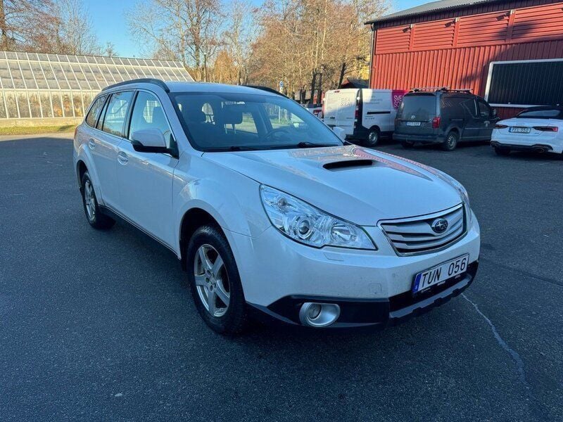 Vit Begagnad 2011 Subaru Outback SUV | 39 900 kr (Lite dyr) - Bild 1/4