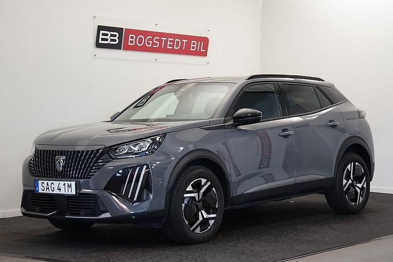 Grå (grå metallic) Begagnad 2024 Peugeot 2008 Allure SUV | 209 000 kr (Marknadspris) - Bild 1/4