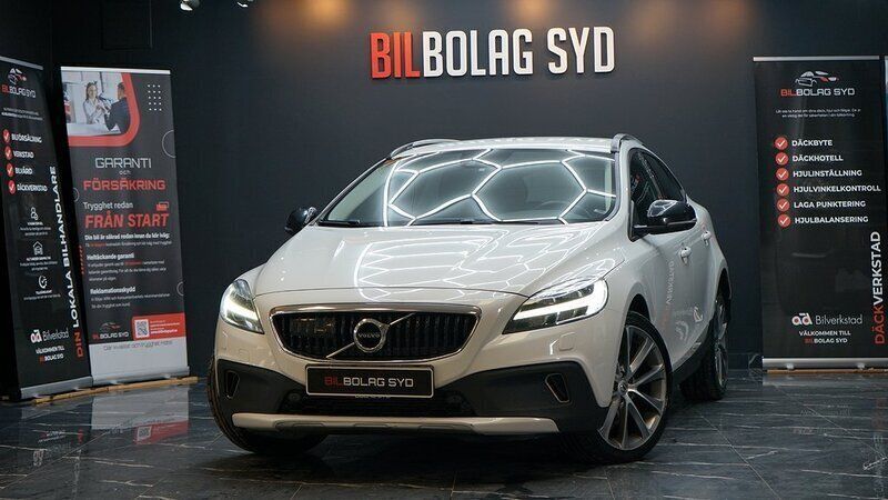 Vit Begagnad 2018 Volvo V40 CC Kombi | 179 900 kr (Marknadspris) - Bild 1/4