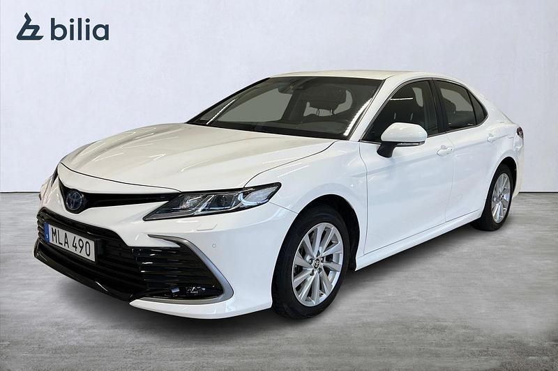 Vit Begagnad 2022 Toyota Camry Hybrid Active Sedan | 339 900 kr (Marknadspris) - Bild 1/4