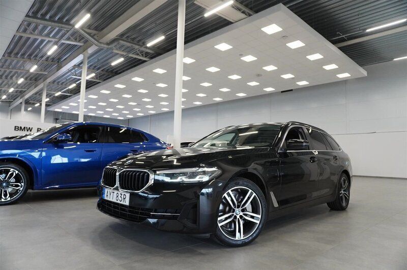 Svart Begagnad 2021 BMW 530e Sport Line Kombi | 379 900 kr (Marknadspris) - Bild 1/4