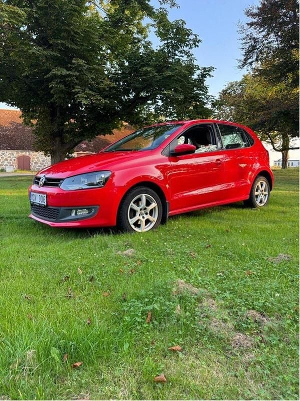 Röd Begagnad 2012 VW Polo Halvkombi | 79 900 kr (Marknadspris) - Bild 1/4