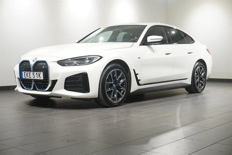 Vit Begagnad 2023 BMW i4 M Sport Sedan | 479 500 kr - Bild 1/4
