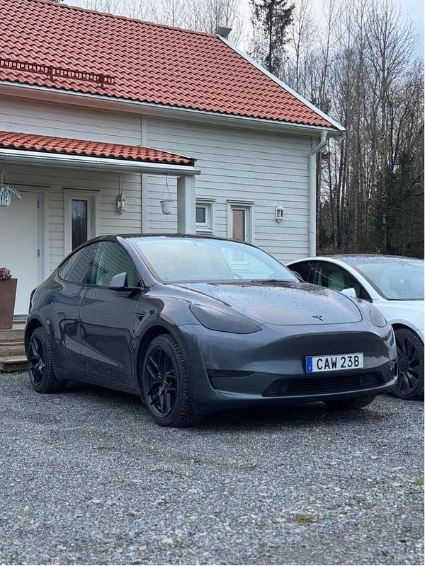 Grå Begagnad 2021 Tesla Model Y SUV | 370 000 kr (Marknadspris) - Bild 1/4