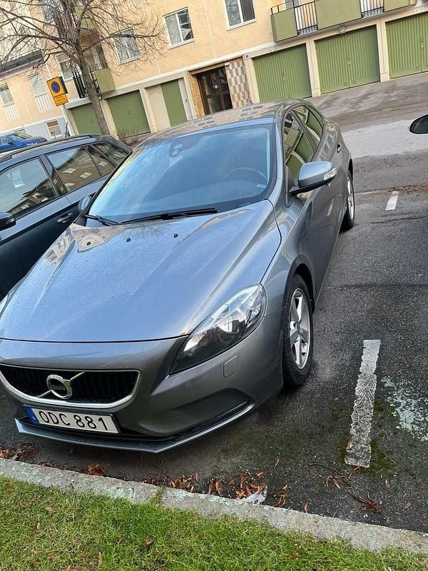 Begagnad 2017 Volvo V40 Halvkombi | 125 000 kr (Superpris) - Bild 1/4