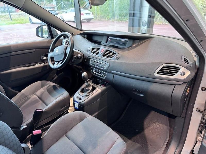 Begagnad Renault Grand Scénic III 110 HK (80 kW) 2009 Silver Minibuss