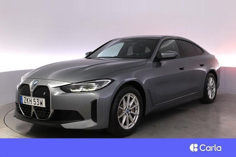 Grå Begagnad 2024 BMW i4 Shadowline Sedan | 484 900 kr - Bild 1/4