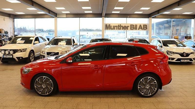 Begagnad Volvo V40 Kinetic 116 HK (85 kW) 2013 Röd Halvkombi