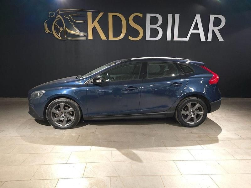 Blå Begagnad 2014 Volvo V40 CC Kombi | 159 500 kr (Marknadspris) - Bild 1/4