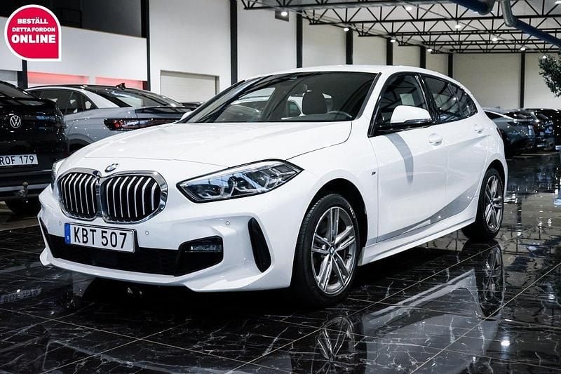 Vit Begagnad 2021 BMW 118 M Sport Halvkombi | 244 500 kr (Lite dyr) - Bild 1/4