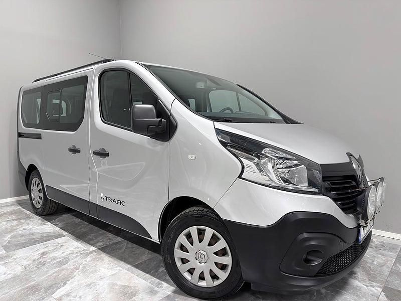 Begagnad Renault Trafic 146 HK (107 kW) 2016 Silver Minibuss